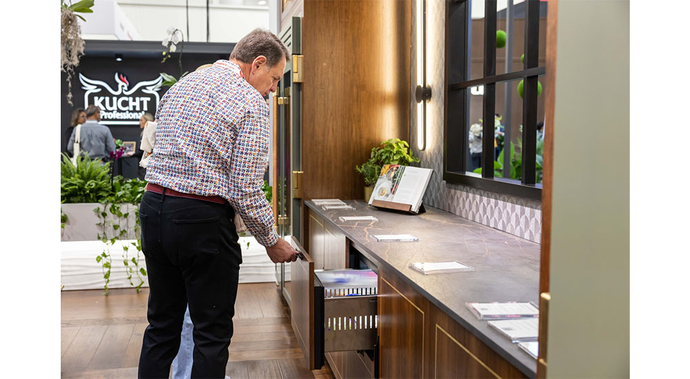 kbis attendee at booth